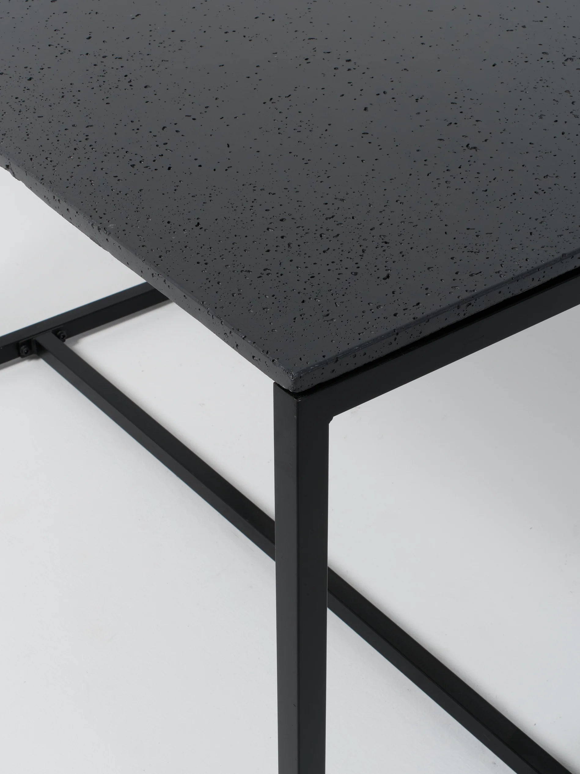 Table 9 / Square / Black / Anthracite Concrete