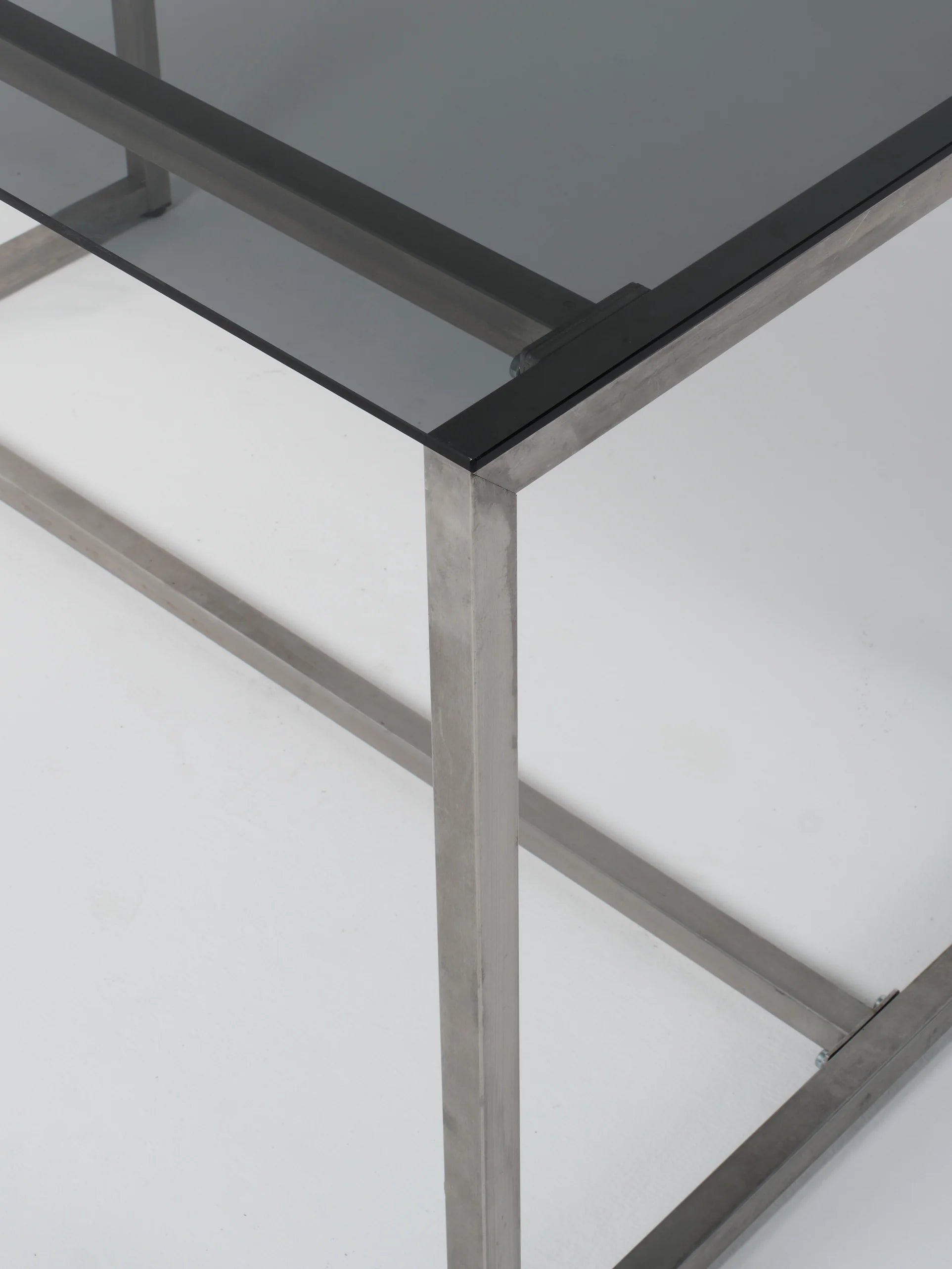 Table 17 / Stainless Steel / Glass / Grey