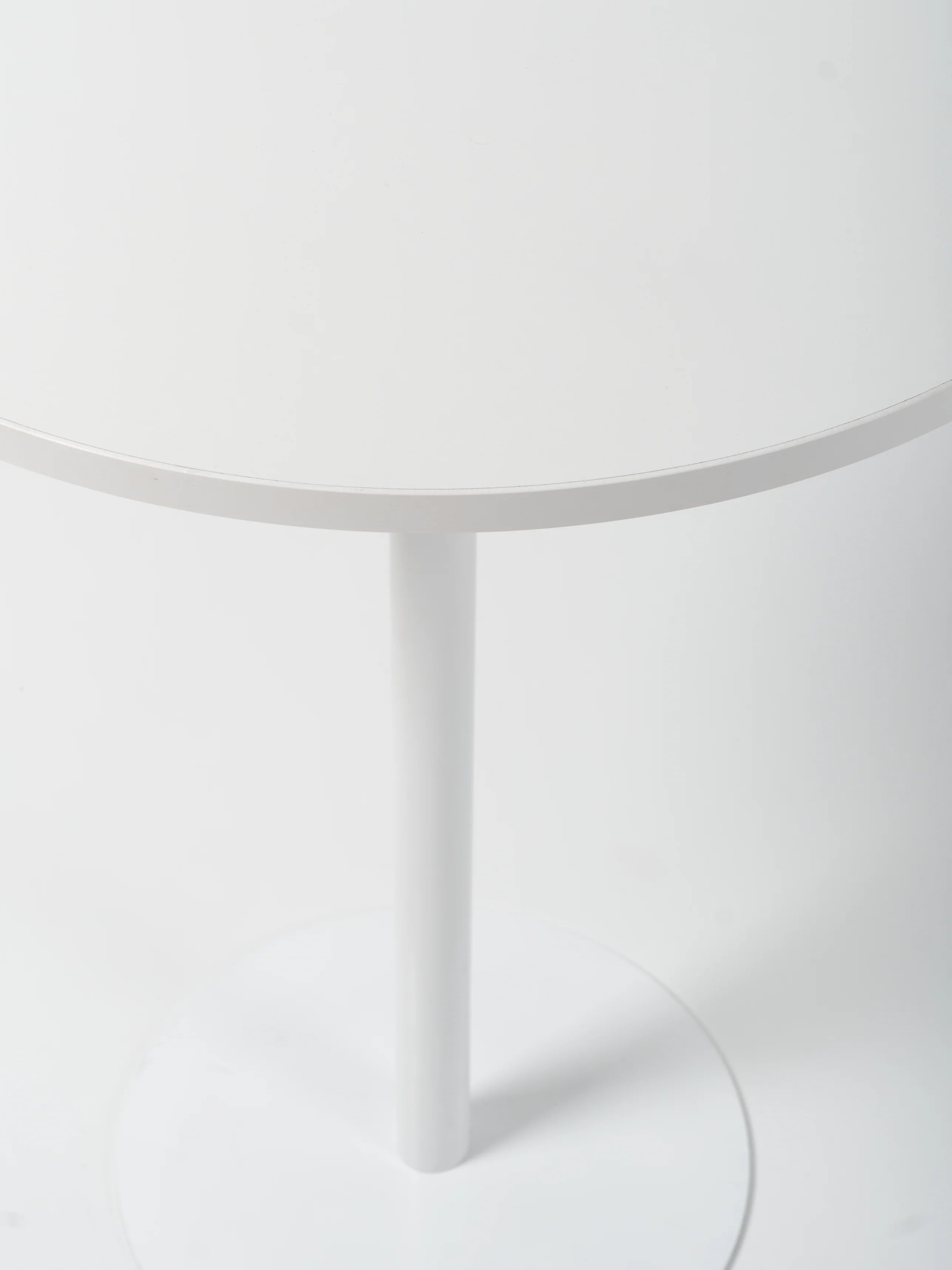 Table 19 / Round / White