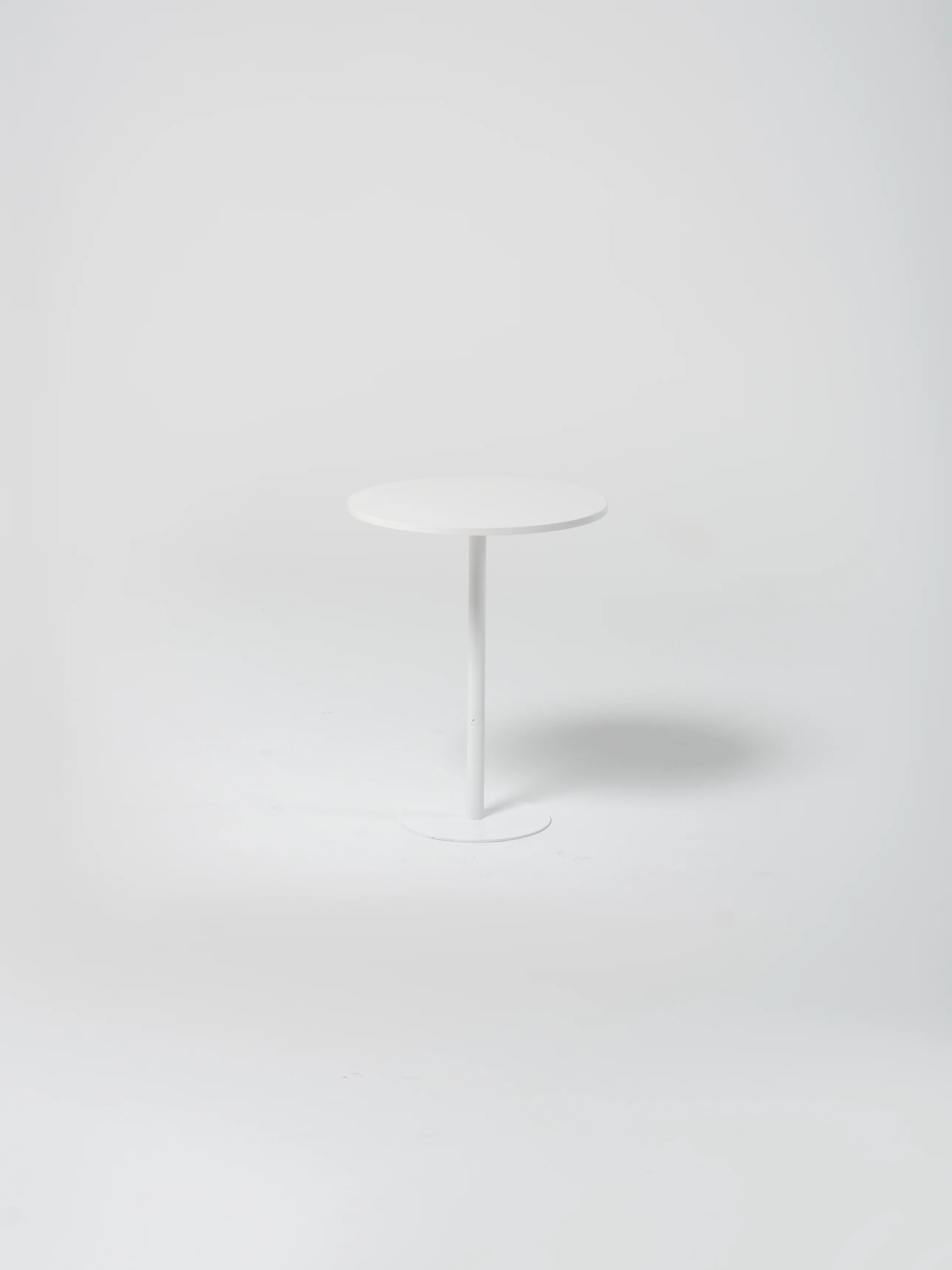 Table 19 / Round / White