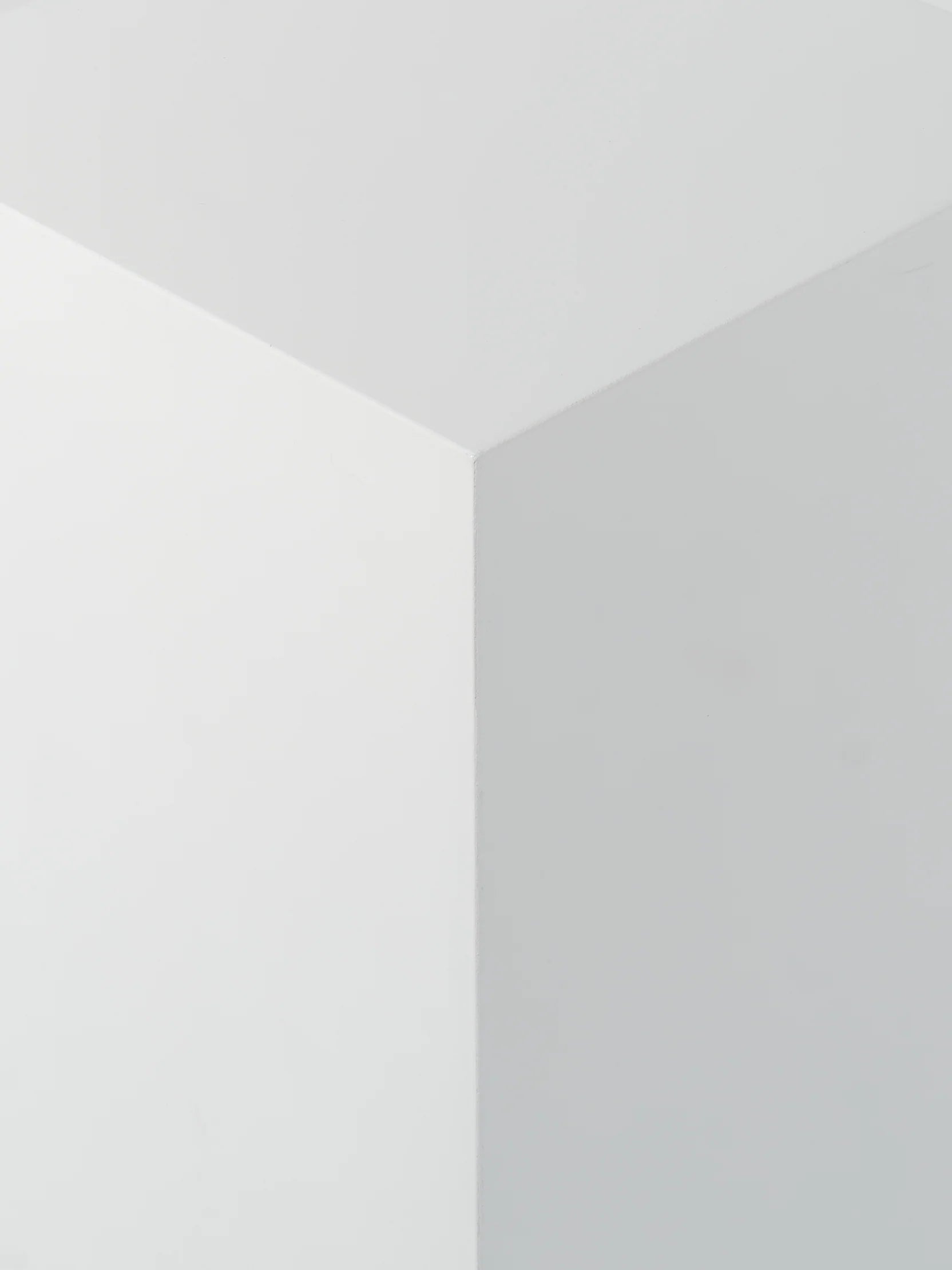 Cube 5 / 18" x 43" / White