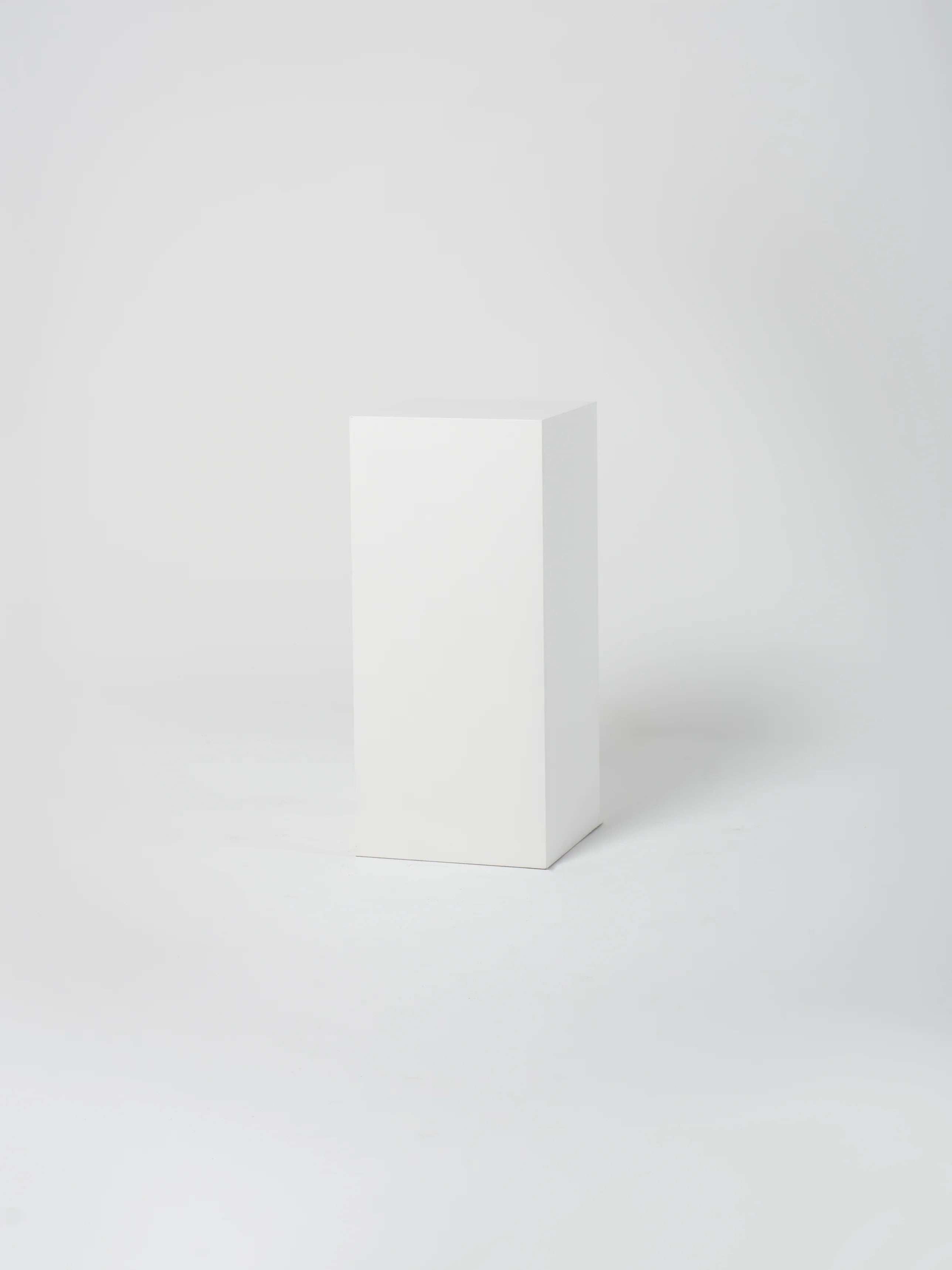 Cube 4 / 18" x 39" / White
