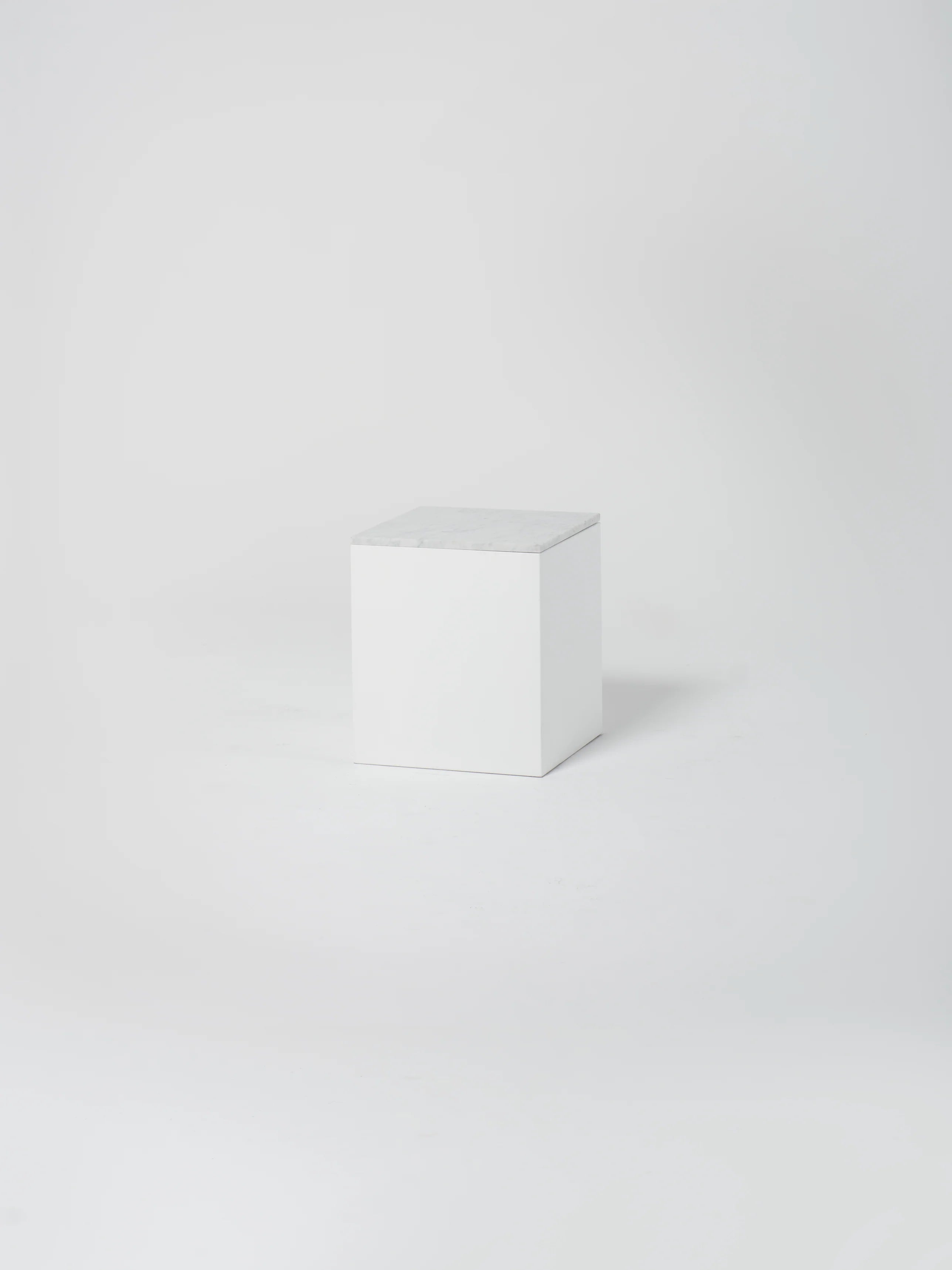 Cube 8 / 18" x 20" / White / Bianco Carrara