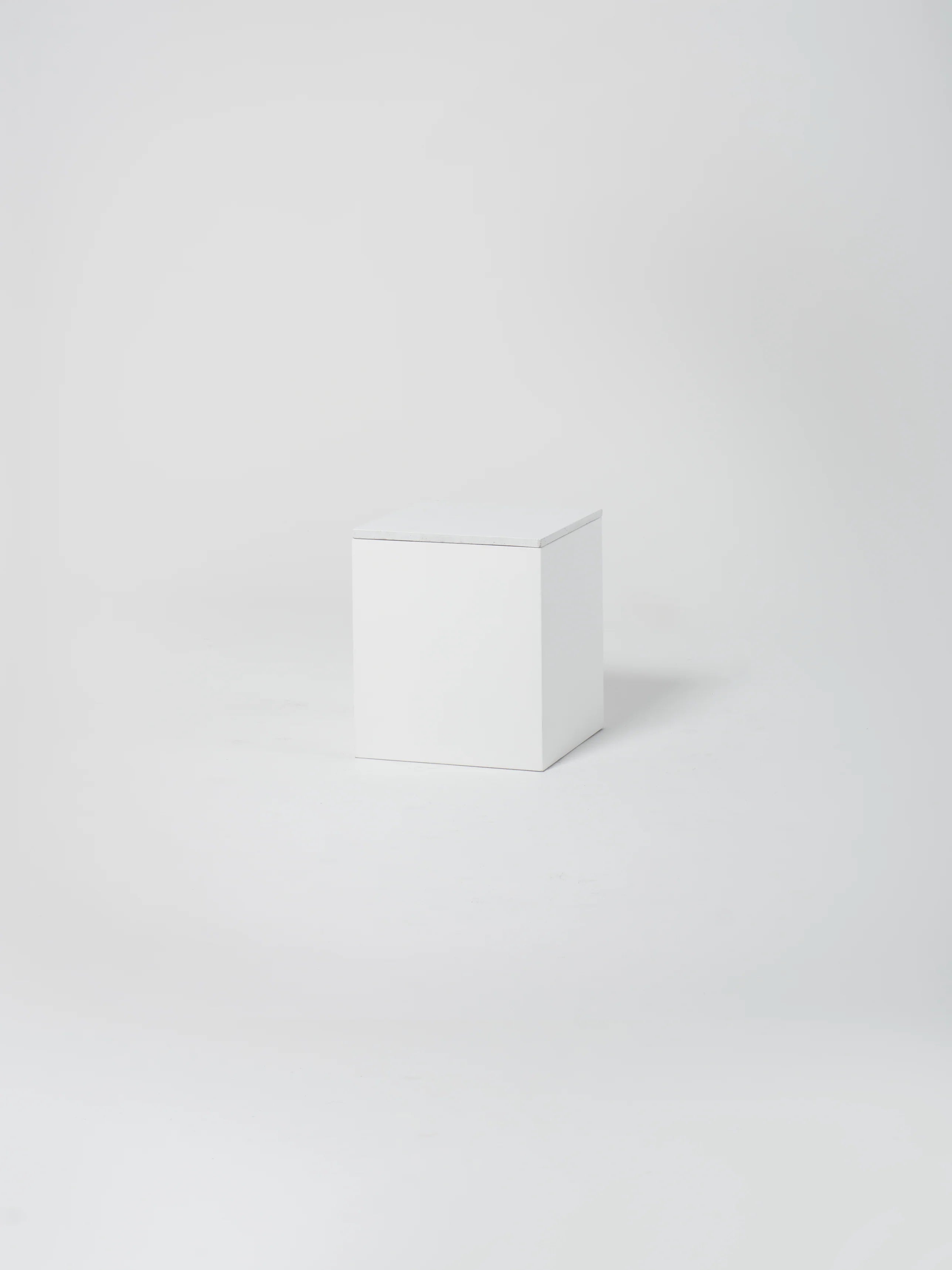 Cube 8 / 18" x 20" / White / White Concrete