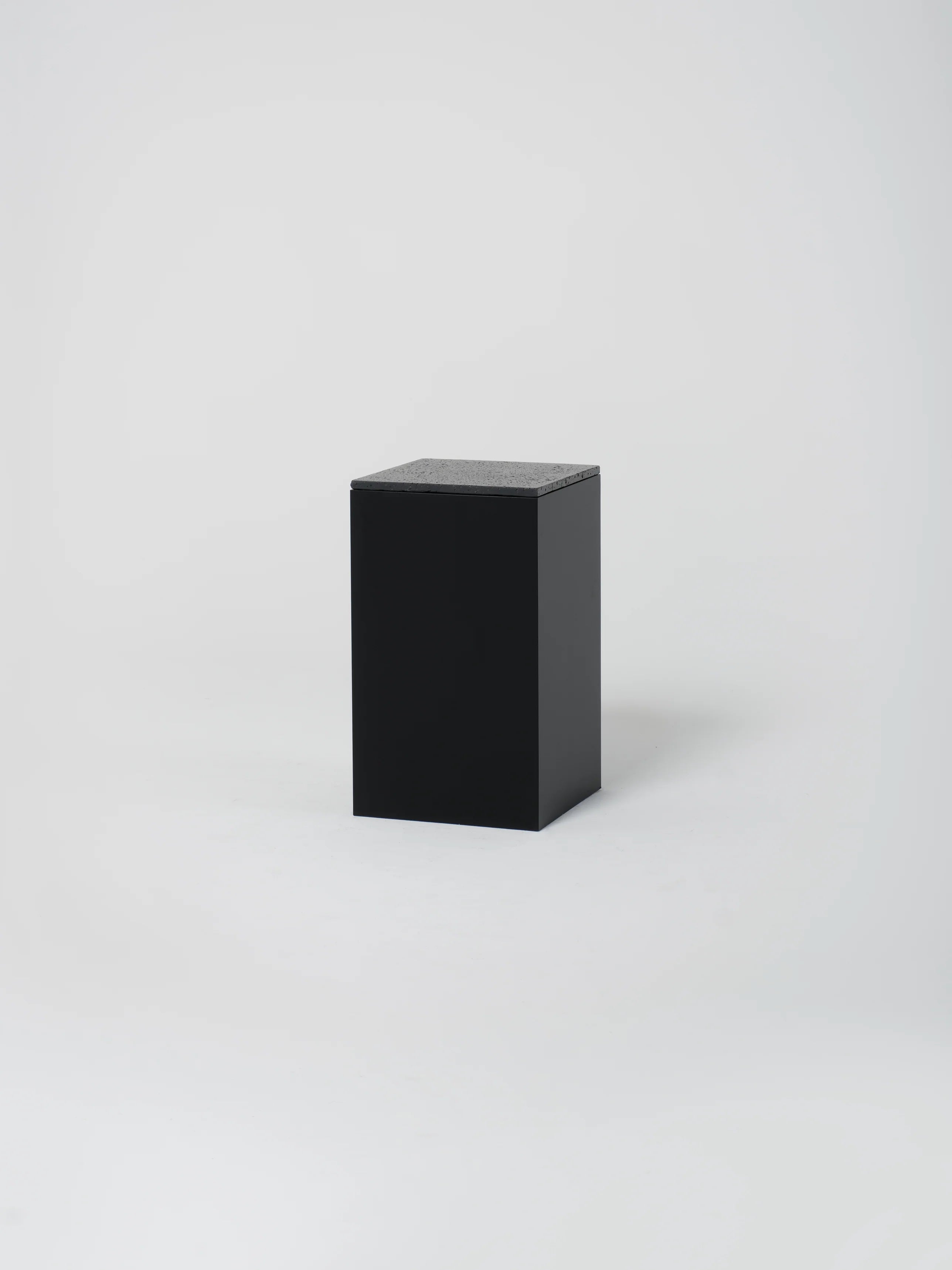 Cube 7 / 18" x 29" / Black / Anthracite concrete