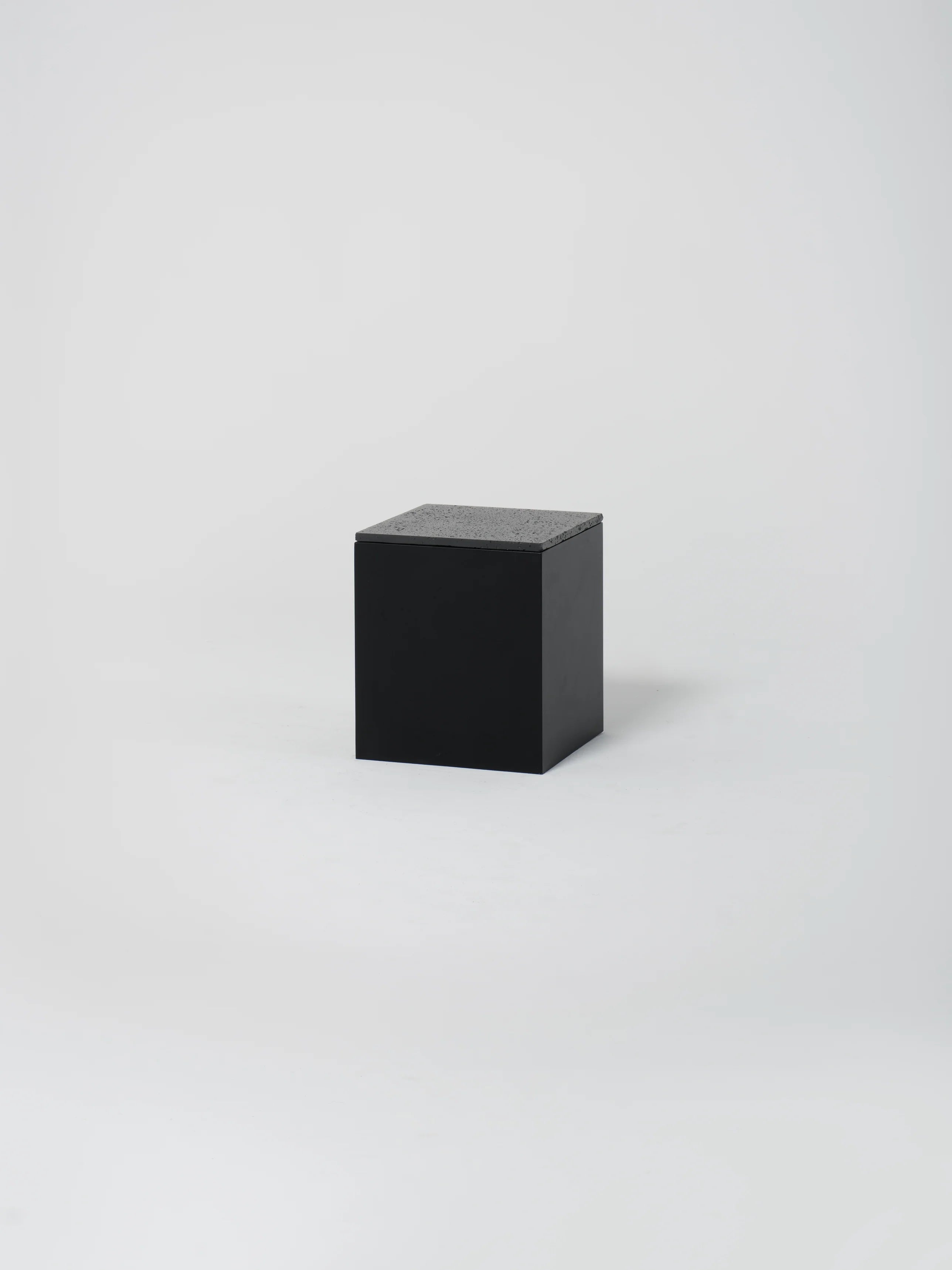 Cube 8 / 18" x 20" / Black / Anthracite concrete
