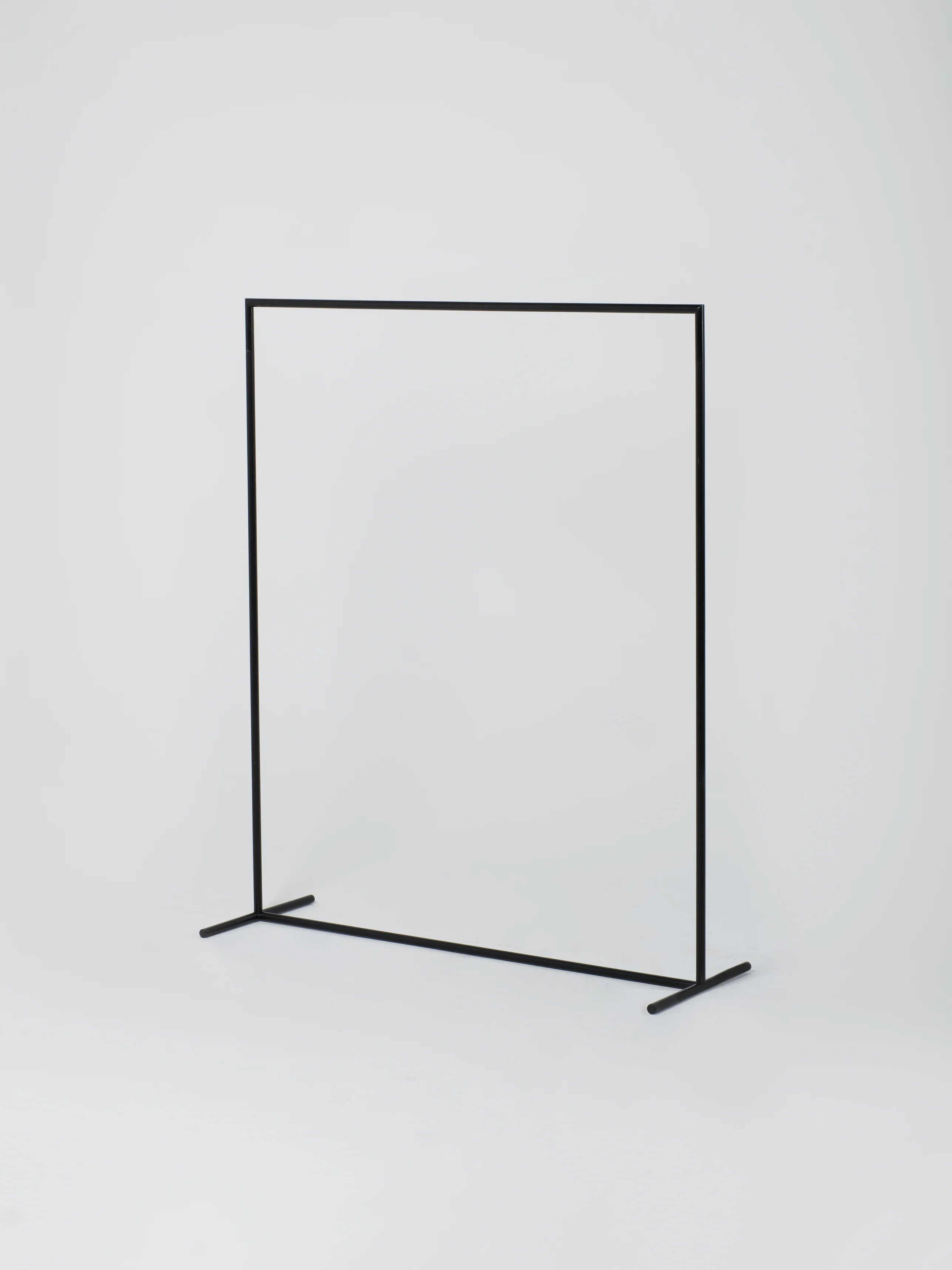 Rack 15 / Round / 59" x 69.5" / Black