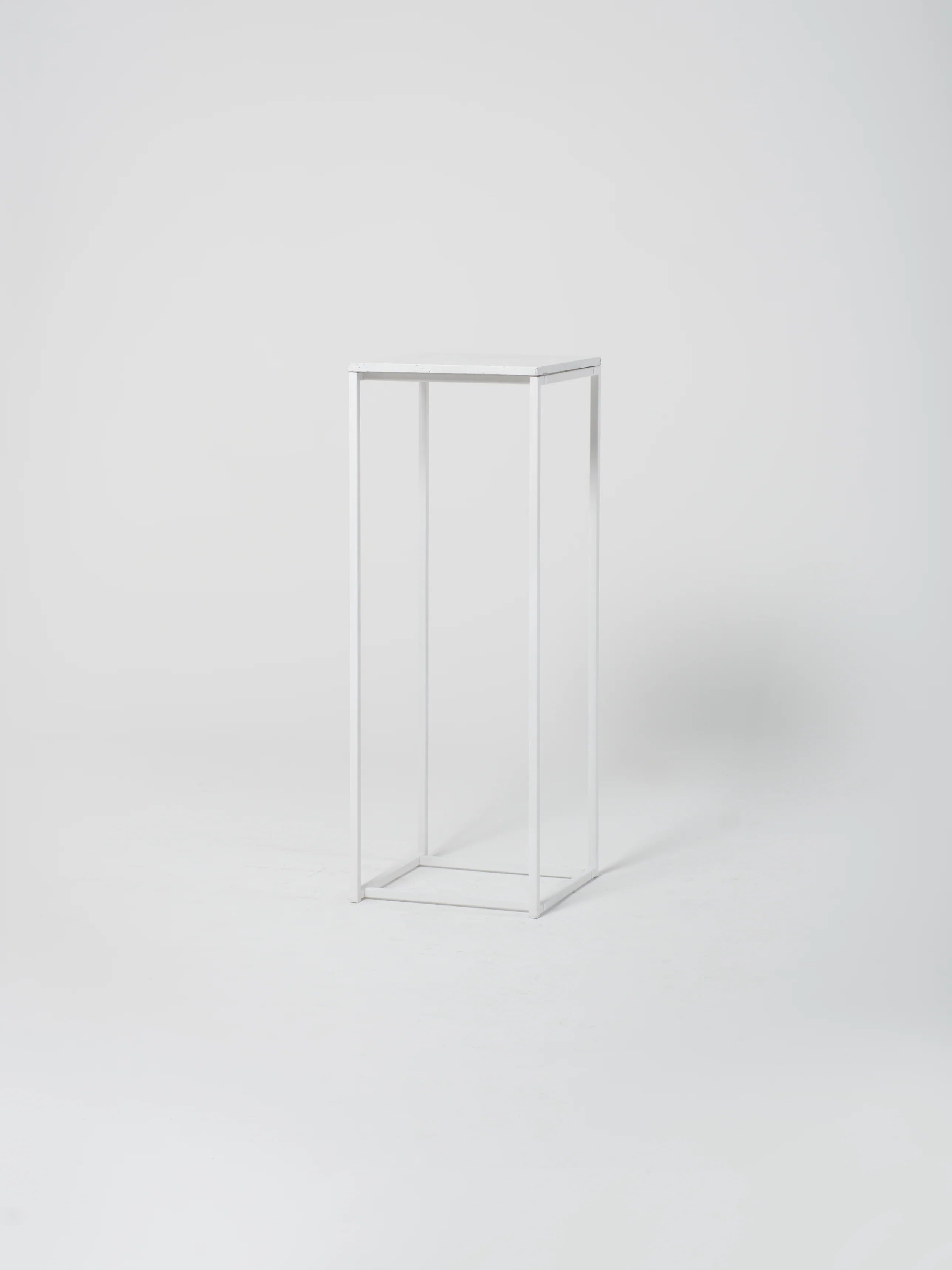 Podium 8 / 18" Square / White Concrete