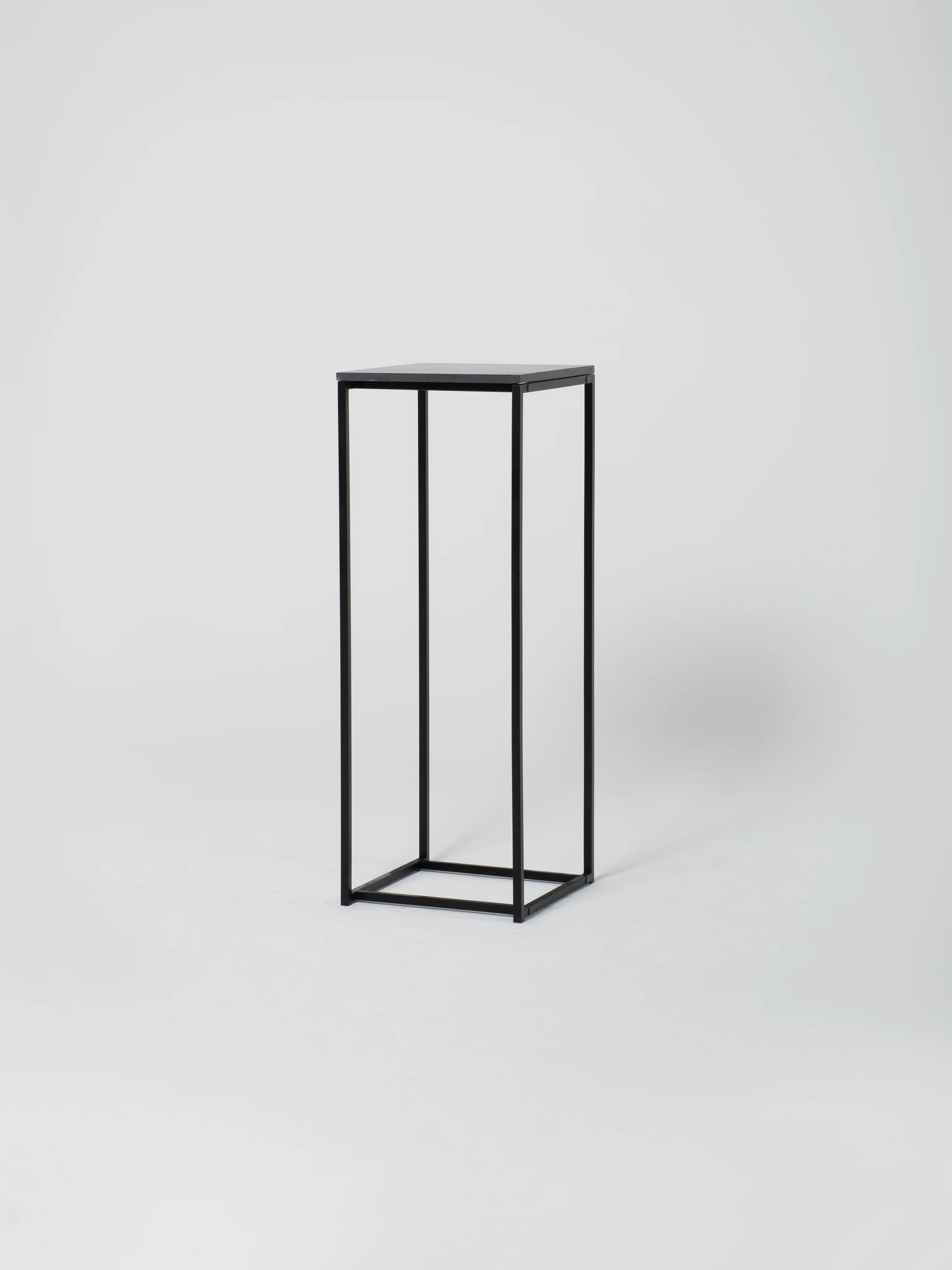 Podium 9 / 18" Square / Anthracite Concrete