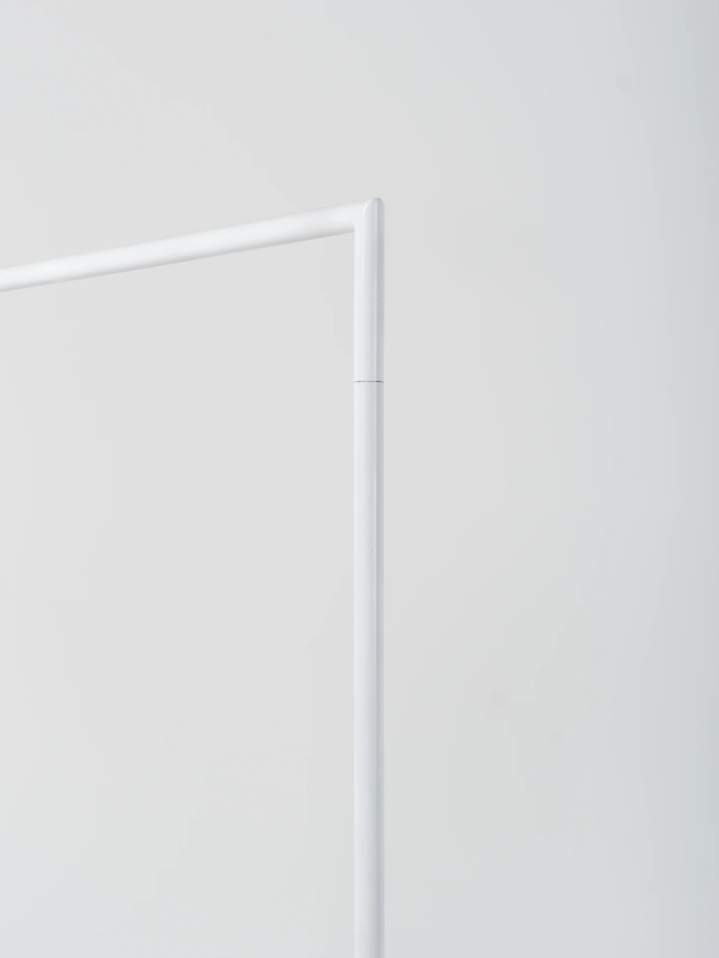 Rack 16 / Round / 59" x 69.5" / White