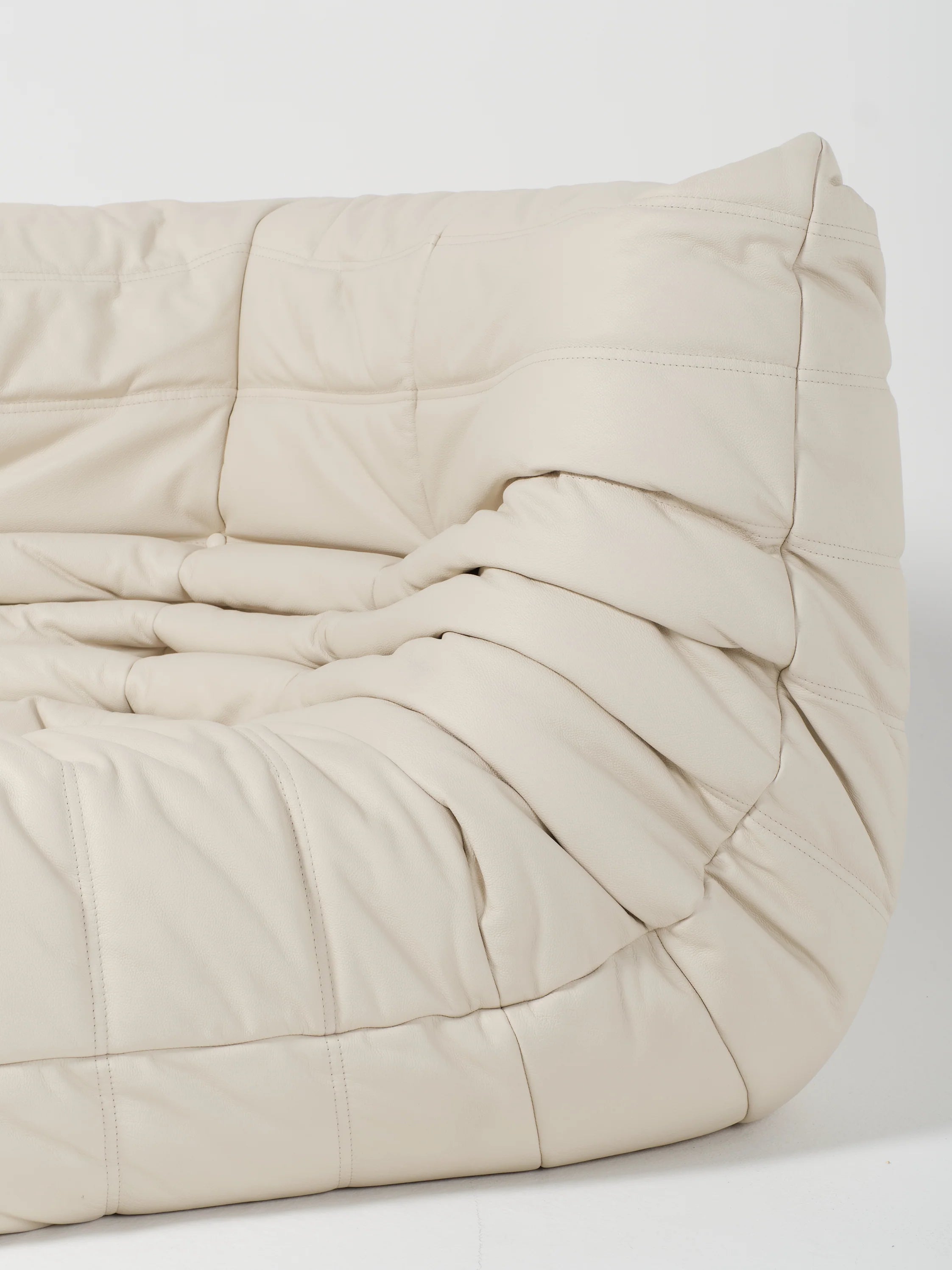 Togo / White | Corner